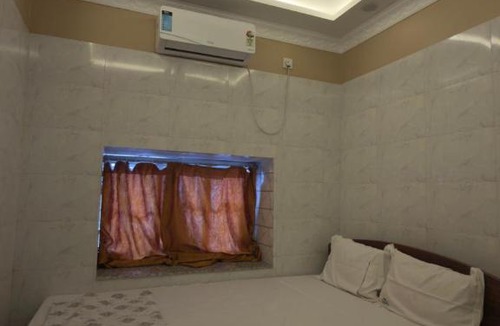 Sealdah Hotel | Radha Rani Guest House