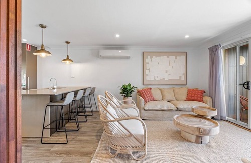 Buff Point Apartment | Relaxed 2 Bed Coastal Stay Near the Lake