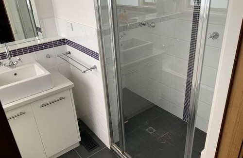 Mount Clear House | Relaxed and stylish -self check in, secure parking