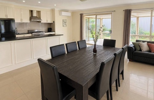 Mount Gambier House | Relaxed Mount Gambier home with backyard