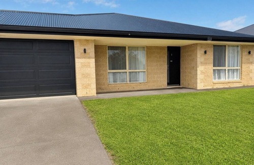 Mount Gambier House | Relaxed Mount Gambier home with backyard