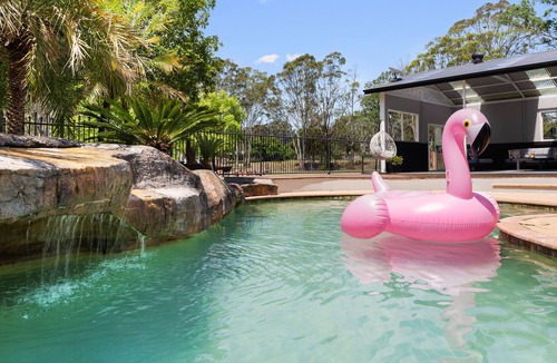 Pitt Town House | Resort Style Retreat | Family & Group Friendly | Pool | Golf Green | Fire-pit