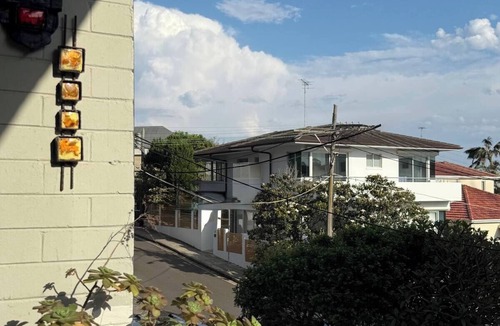 Bronte Apartment | Retro-Coastal Gem | 4 Min Walk to Bronte Beach | Designer 1BR Flat