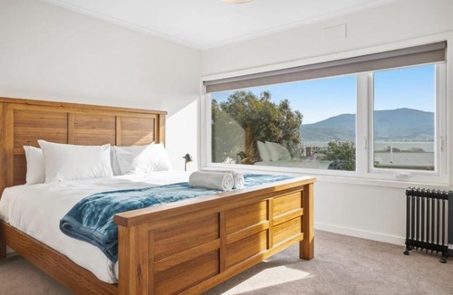 Howrah House | River and Mountain View Retreat, Sleeps 8