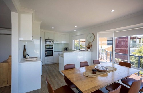Bellerive House | River View Holiday House 10 min to CBD. Sleeps 8