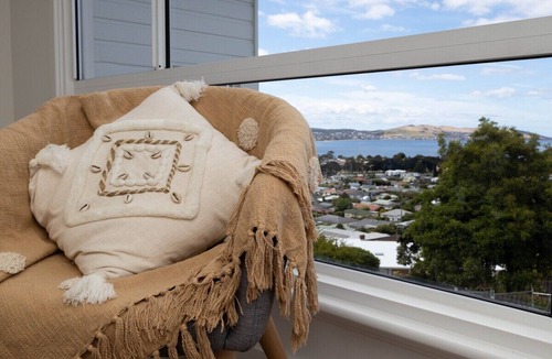 Bellerive House | River View Holiday House 10 min to CBD. Sleeps 8