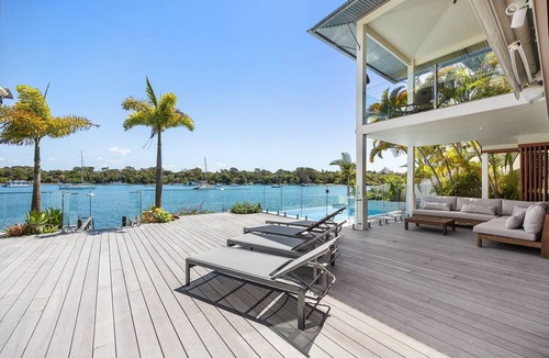 Noosa Heads House | Riverside Elegance on Noosa Parade