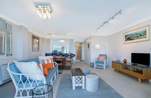 Auchenflower Apartment | 'Riverside Terrace' Inner-city Retro-chic with Pool
