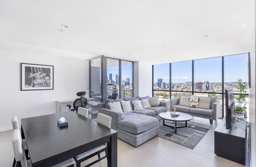 Milton Apartment | Riverview 3Beds | 2 Carparks | 1Min to Train&Cafe