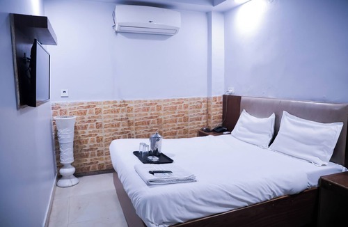 New Delhi Hotel | Roomshala 126 Mannat Inn