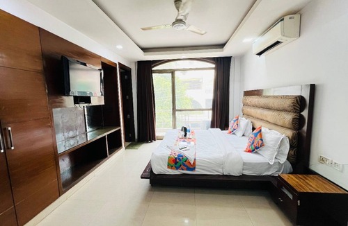 Kalkaji Hotel | Roomshala Hotel Lee Grand