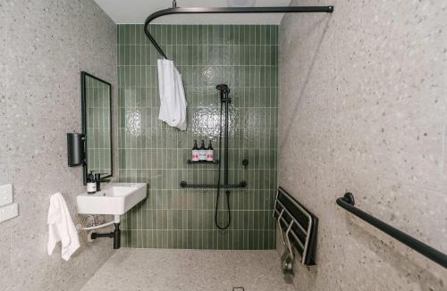 Dubbo Apartment | Ropa Accessible Suite - Luxe Stay in Dubbo
