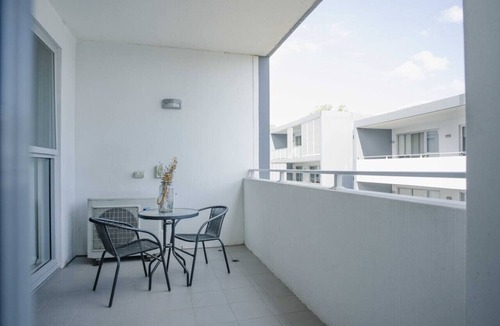 Rouse Hill Apartment | Rouse Hill Comfort | Steps to Mall & Metro