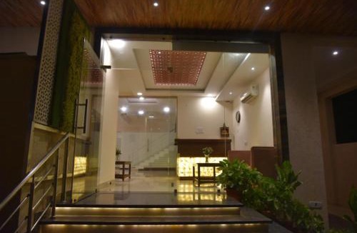 Gomti Nagar Hotel | RROOMS Hotel Riddhi Grand