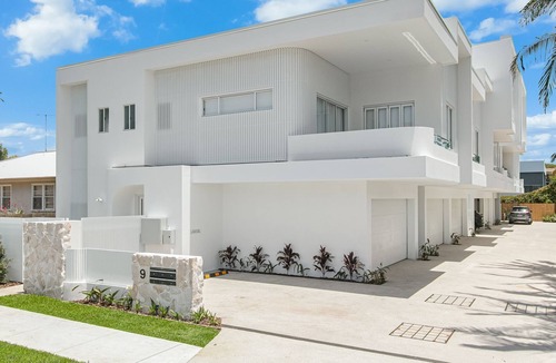 Coolangatta House | Sage on Simpson - Luxury Kirra Beachside - Min. 2 Night Stays - Linen Provided