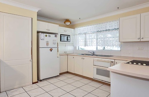 Corlette House | Sandy Paws Corlette, 5 Sandy Point Road - cottage across the road from Sandy Point Beach