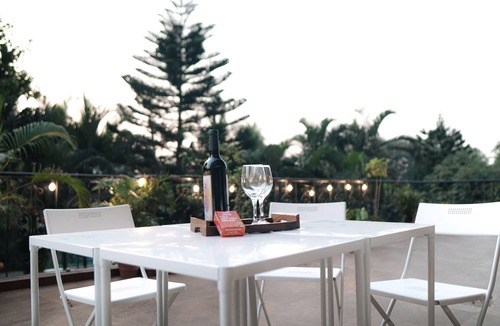 Navi Mumbai Apartment | Seaside Getaway with Party Pad