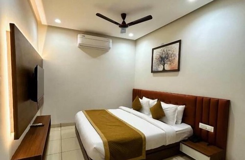 Rau Hotel | Serene-Restaurant Rooms and Banquet