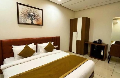 Rau Hotel | Serene-Restaurant Rooms and Banquet
