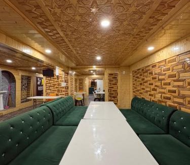 Laripora Hotel | Shahi Darbar Guest House & Restaurant