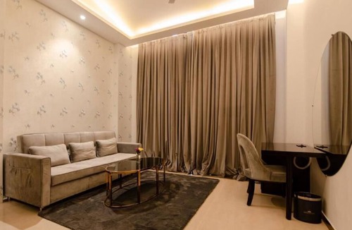 Jabalpur Hotel | Shawn Elizey