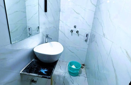 Vrindavan House | Shree Pria Ju Dham Room near Maa Vaishnav Devi Statue Stay in Vrindavan