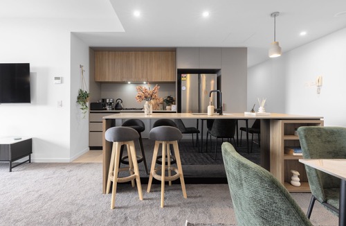 West End Apartment | Sky-high rooftop pool, West End