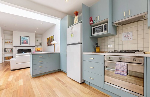 Fitzroy North House | Skylight Terrace Timeless Stay near Parks and Cafs