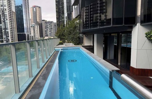 Southbank Apartment | Skyline Stays | L22 1BR Free Parking near Crwon