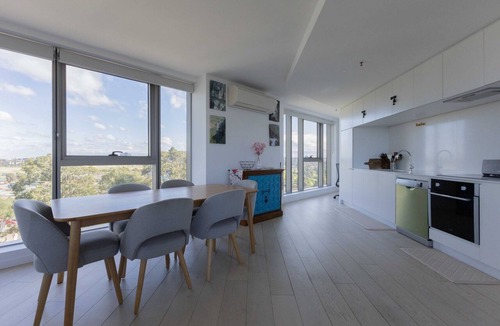 Flemington Apartment | Skyline-View 2-Bed Apartment Near Flemington