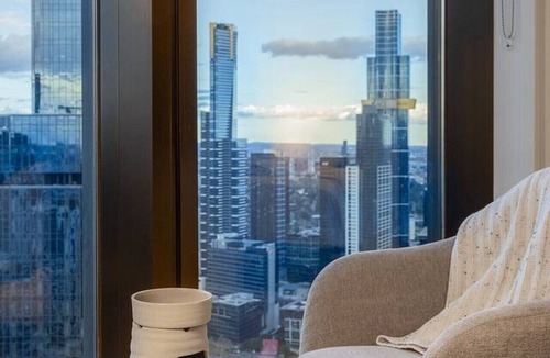 Melbourne Central Business District Apartment | Skyscraper CBD Apartment with Pool, Gym & Parking!