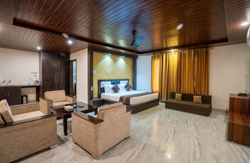 Kandaghat Hotel | Skywood Resort