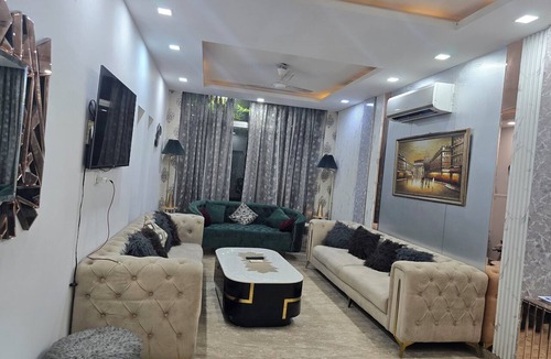 East of Kailash Hotel | Slepyy Fox