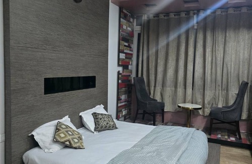 East of Kailash Hotel | Slepyy Fox