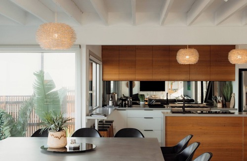 Smiths Beach House | Smiths Beach Phillip Island - right on the beach. Waikiki Beachfront.