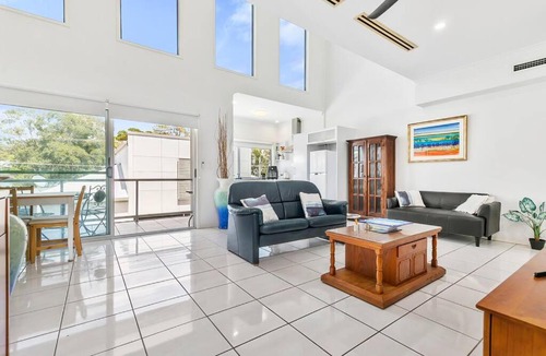 Bellara Apartment | Smooth Sailing -Modern 2 bedroom apartment!