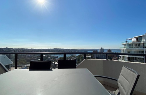 Kirribilli Apartment | Spacious 3-Bedroom Apartment with Water View, 900m Stroll to Harbour Bridge