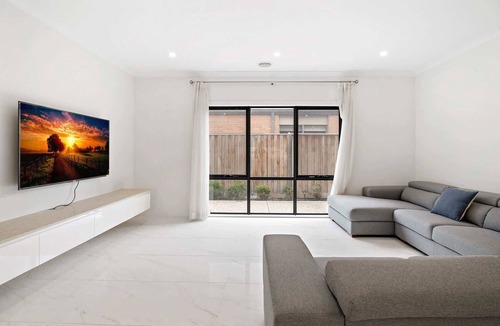 Point Cook House | Spacious 5-Bed Home in Peaceful Point Cook