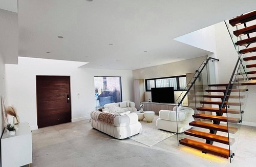 Bexley House | Spacious 5BR Home, Private Pool Near Syd Airport