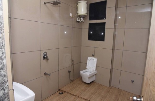 Mohangarh Hotel | Spacious 8-bedroom hotel in beautiful Lucknow with AC comfort