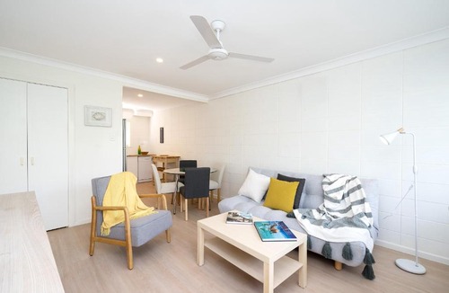 Main Beach Apartment | Spacious and Bright Apartment Minutes to the Beach