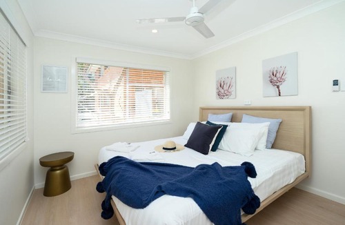 Main Beach Apartment | Spacious and Bright Apartment Minutes to the Beach