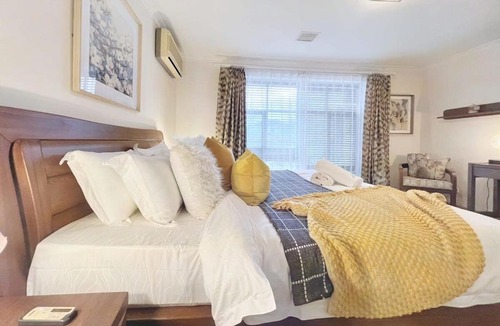 Doncaster House | Spacious and Elegant house with study room in Doncaster