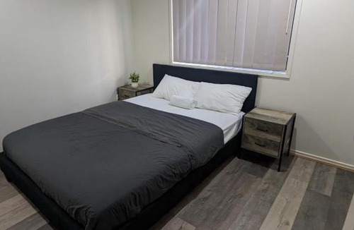 Gladstone House | Spacious Entire 4Bedroom House in Gladstone 1 to 8 People can Stay