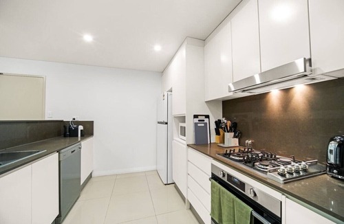 Mascot Apartment | Spacious Mascot 2BR Near Airport + Parking/Pets
