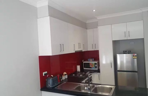 Altona Meadows House | Spacious n comfortable modern family home ,Walking Train Station , Free wifi u4