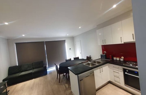 Altona Meadows House | Spacious n comfortable modern family home ,Walking Train Station , Free wifi u4