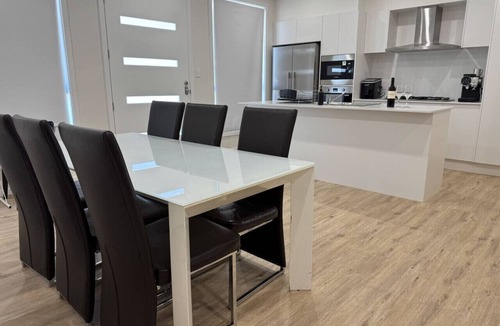 Menangle Park House | Spacious New Home for 12 Guests