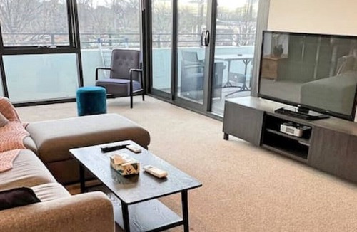 Dickson Apartment | Spacious & Open 2 bd 2bth 2crsp apt - Dickson CBD