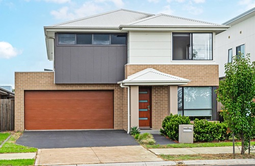 Catherine Field House | Spacious two-level 4br Home in Catherine Field